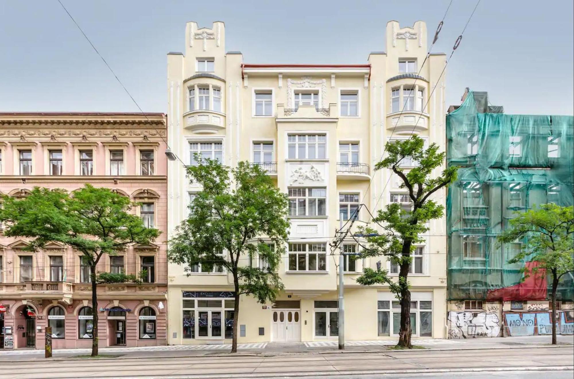 Apartment With Private Courtyard Prag